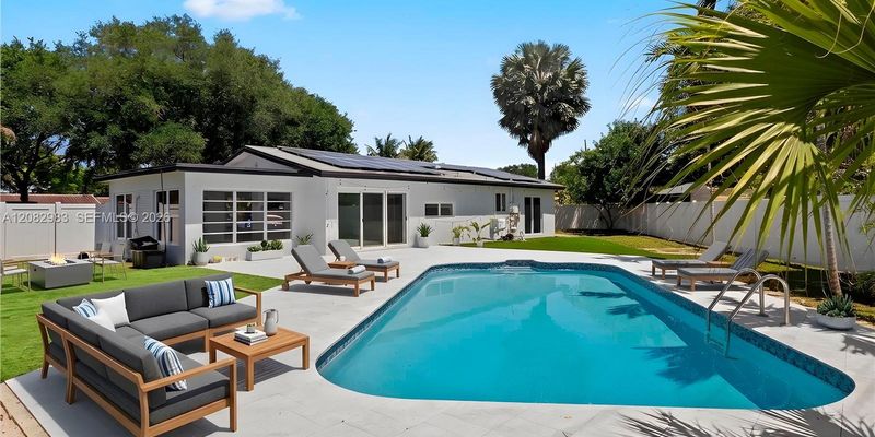 Hollywood House: 421 S 56th Terrace