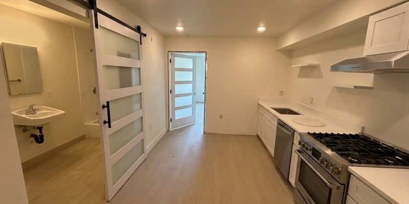 Los Angeles Apartment: 628 E 79th St