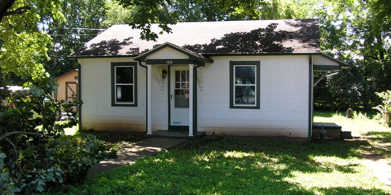 Bowling Green House: 1635 Sharon Dr