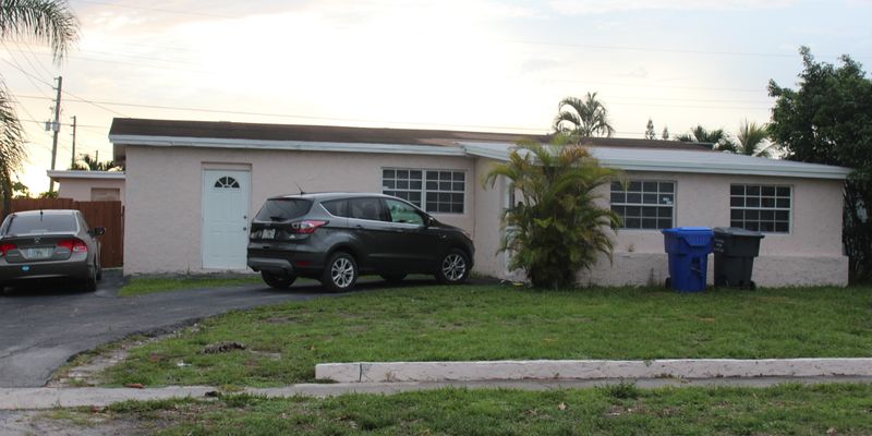 Hollywood House: 700 N 70th Ave