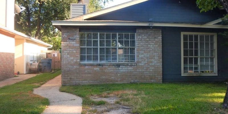 Houston House: 5522 Farley Dr