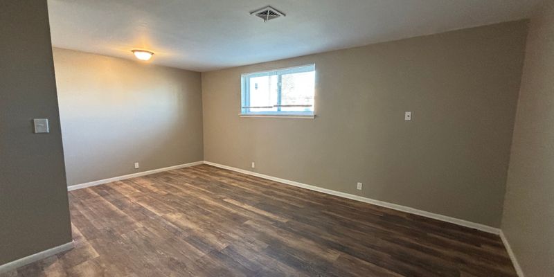 Hutchinson Apartment: 907 E 12th Ave