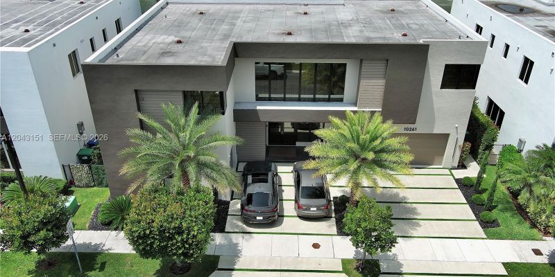 Doral House: 10261 NW 74th Ter #10261