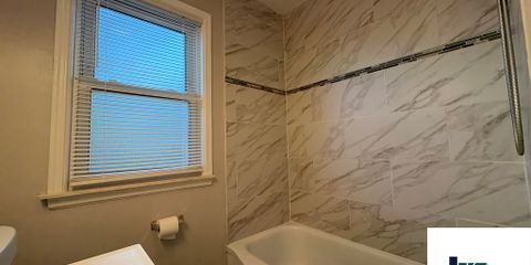 16. Main bath.jpg