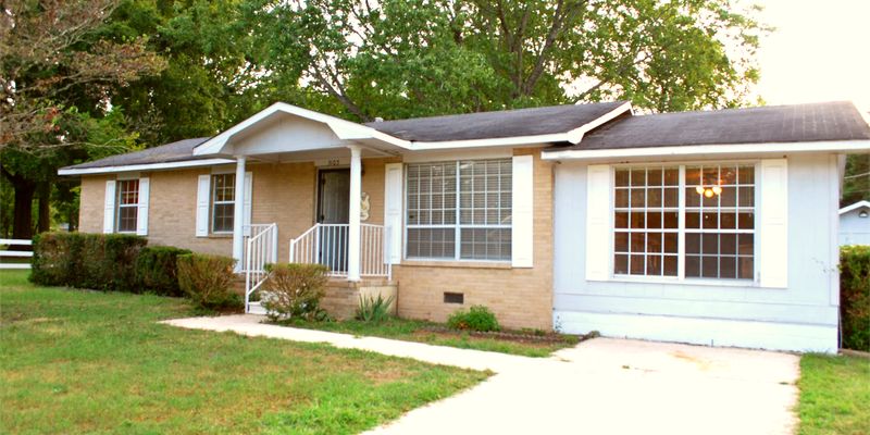 Decatur House: 3105 Pineview Dr SW