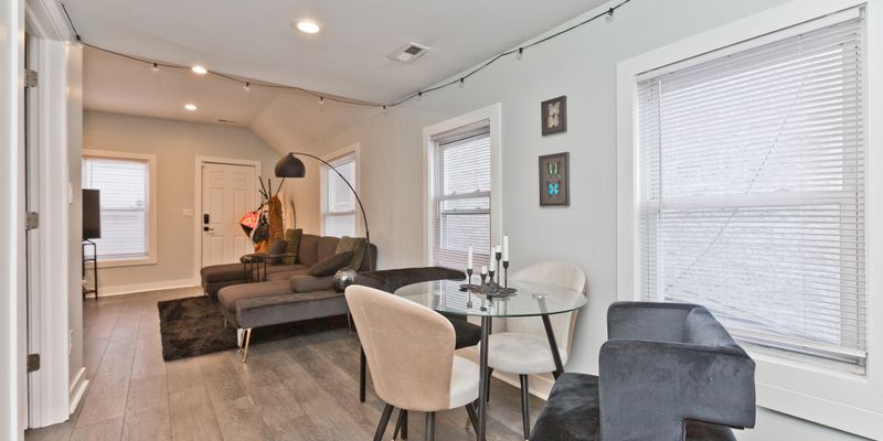 Chicago Apartment: 1702 S Morgan St
