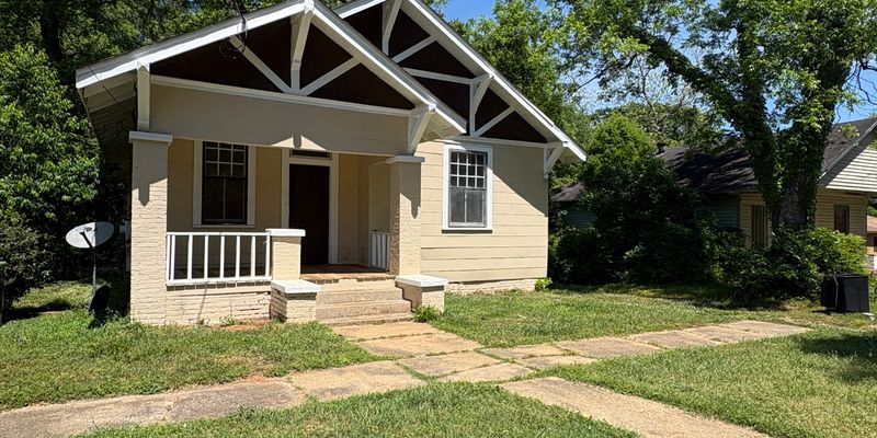 Montgomery House: 2009 Palmetto St