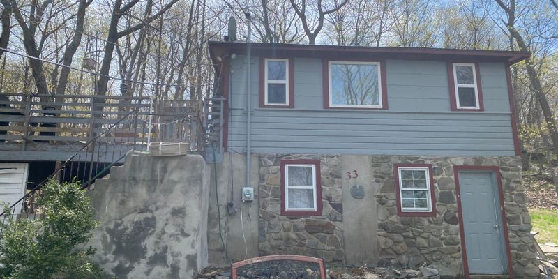 Monroe House: 33 Oakwood Trail South