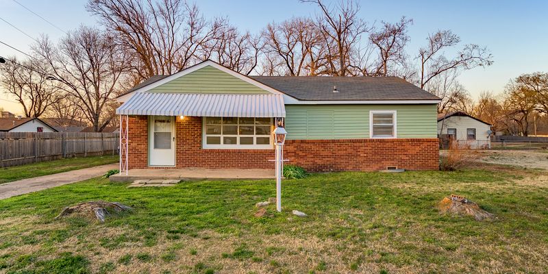 Park City House: 1036 East 61st St N