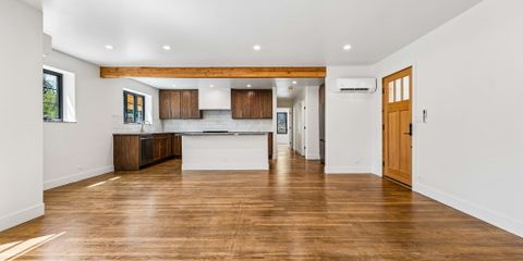 21-web-or-mls-669 E. 8th ave -21.jpg