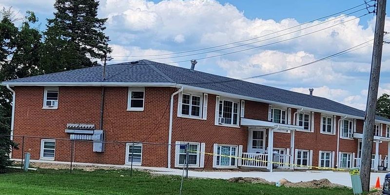 Paw Paw Apartment: 915-917 E Main St