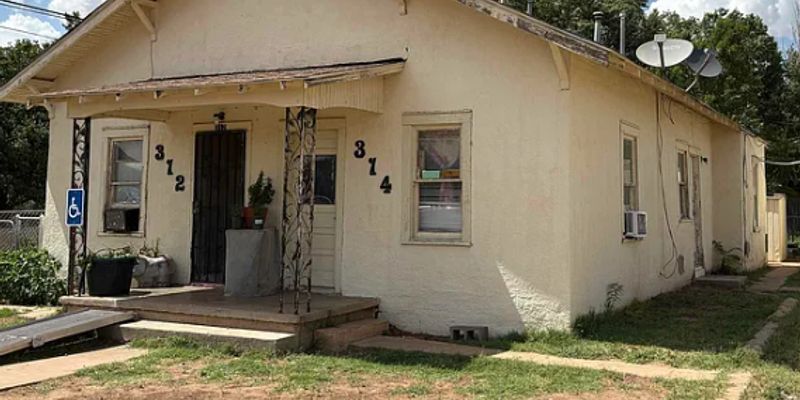 Clovis Apartment: 314 E 9th St