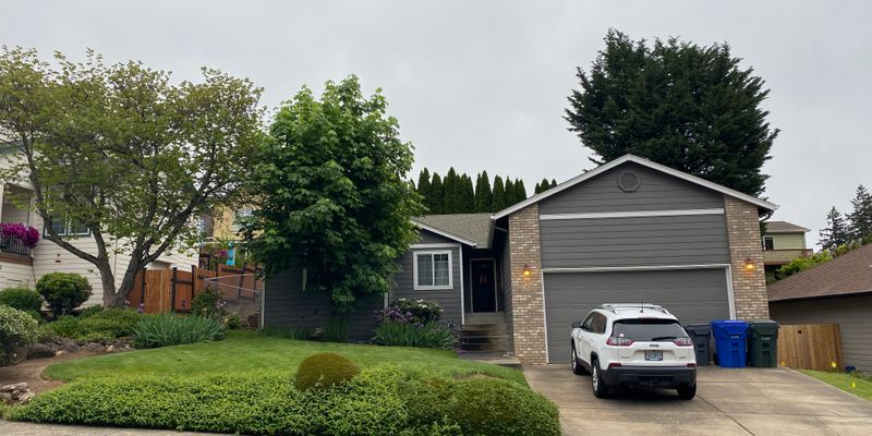 Salem House: 748 Mule Deer St NW