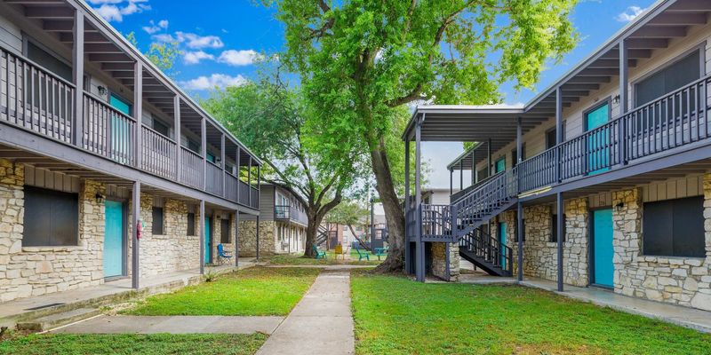 Lockhart Apartment: 137 Elm St