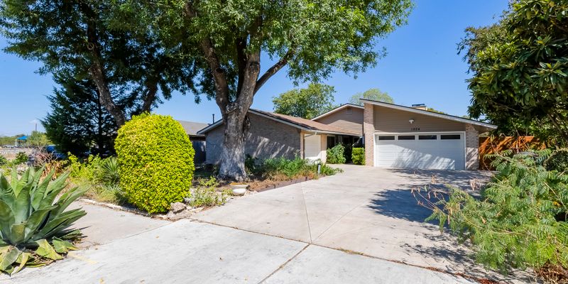 Austin House: 1204 Woodfield Dr