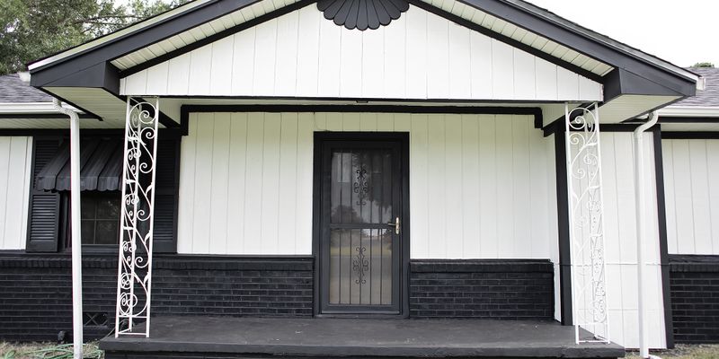 Crockett House: 2109 E Goliad Ave