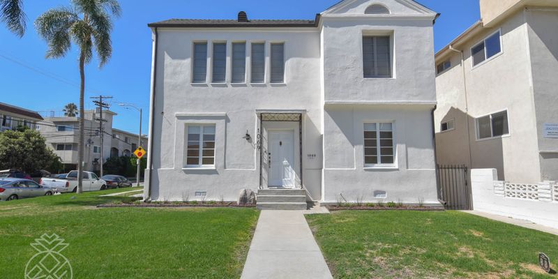 Los Angeles Apartment: 1069 S Holt Ave