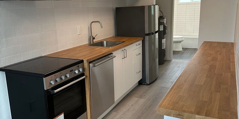 Portland Apartment: 2822 SE 17th Ave