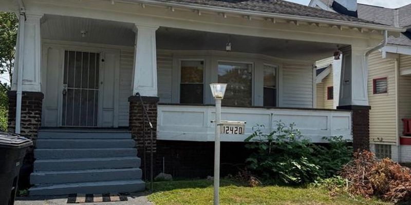 Cleveland House: 12420 Phillips Ave