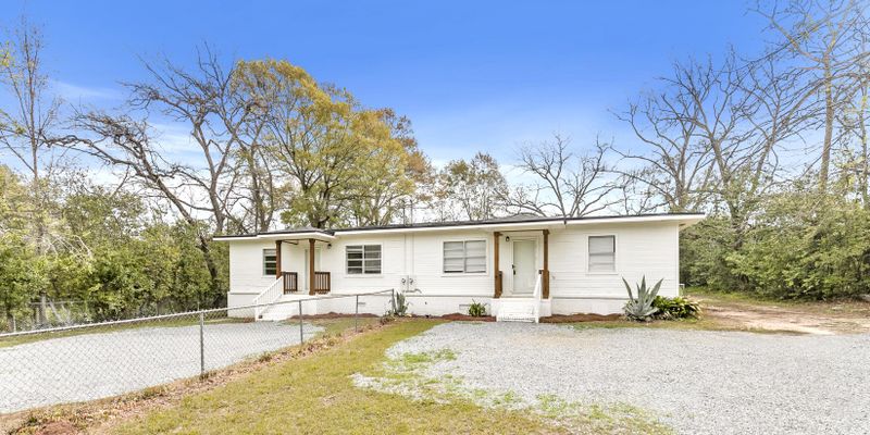 Dothan Apartment: 1360 N Range St