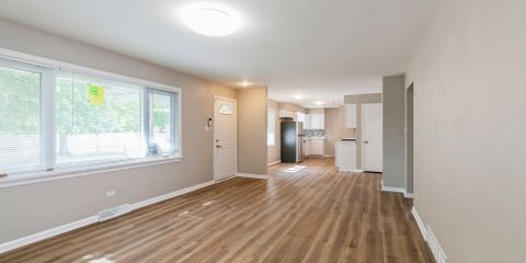 02_8139SBennettAve_1_LivingRoom_MRED_2000x1333.jpg