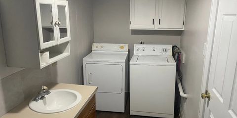 417 Bardon Laundry .jpeg