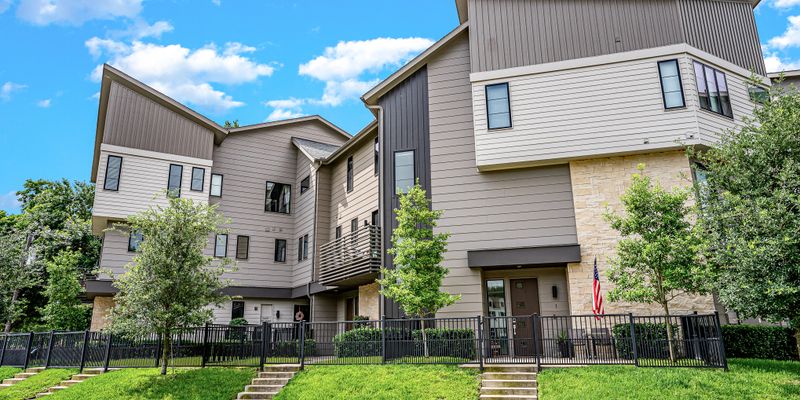 Dallas House: 6100 Hudson St