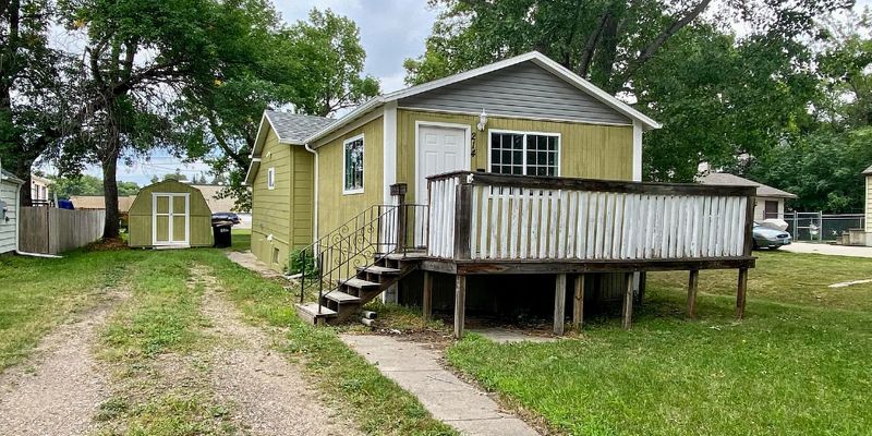 West Fargo House: 214 2nd Ave W
