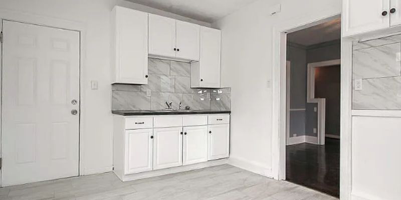Trenton House: 362 1/2 Reservoir St
