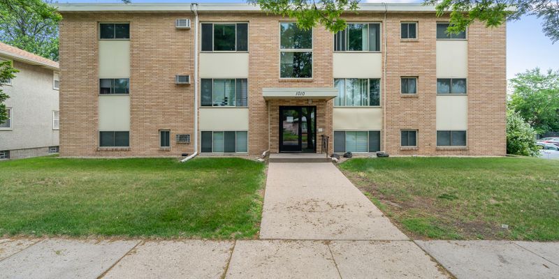 Saint Paul Apartment: 1010 Lafond Ave