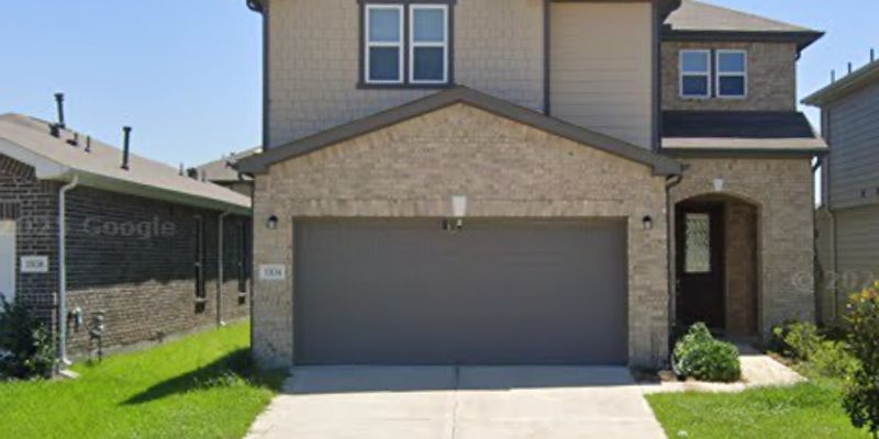 Houston House: 15134 Darbydale Dr