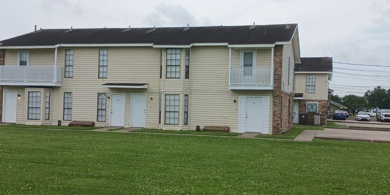 Donaldsonville Apartment: 113 Oakridge Ave