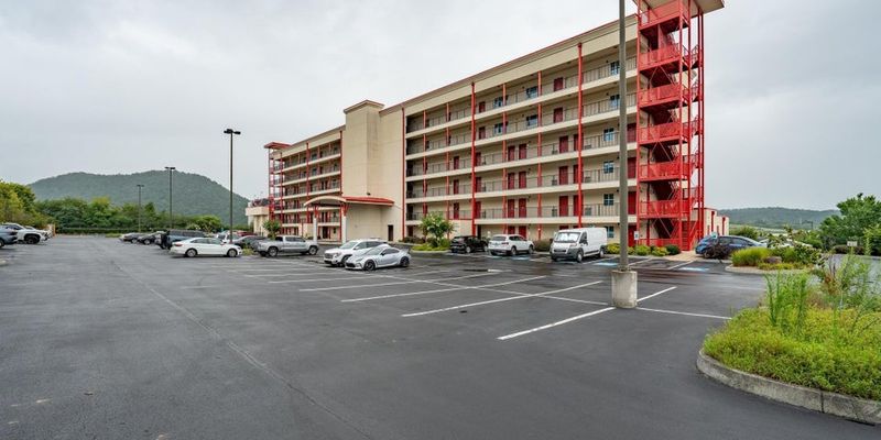 Bristol Apartment: 120 Raceday Center Dr