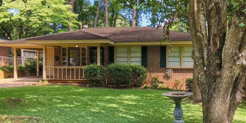 Montgomery House: 124 East Salem Drive