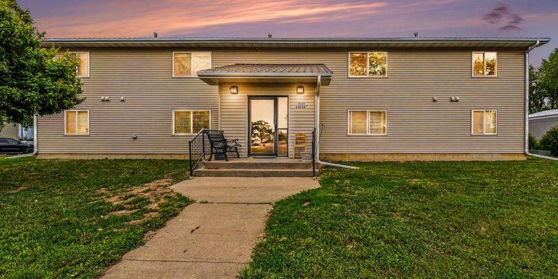 Yankton Apartment: 1920 Locust St