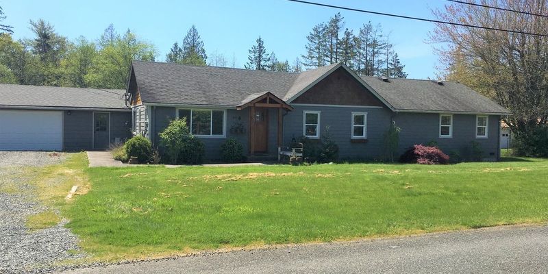 Bellingham House: 919 McLeod Rd