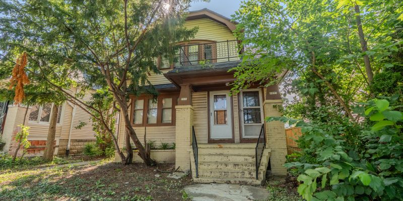 Milwaukee Apartment: 3375 N 37th St