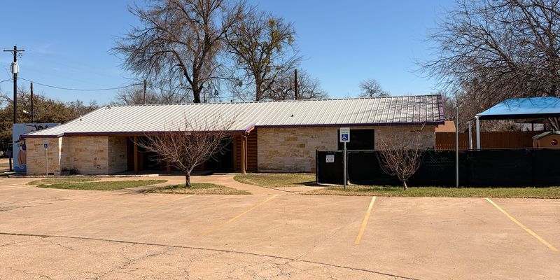 Granbury House: 515 W Bridge St