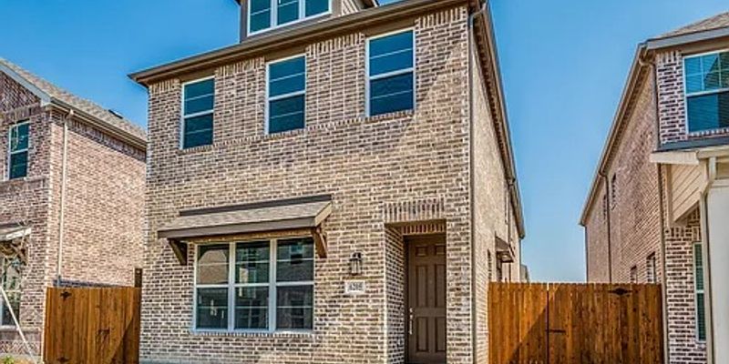 North Richland Hills House: 6205 Queen's Path