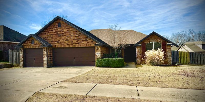 Fayetteville House: 2399 N Silk Rose