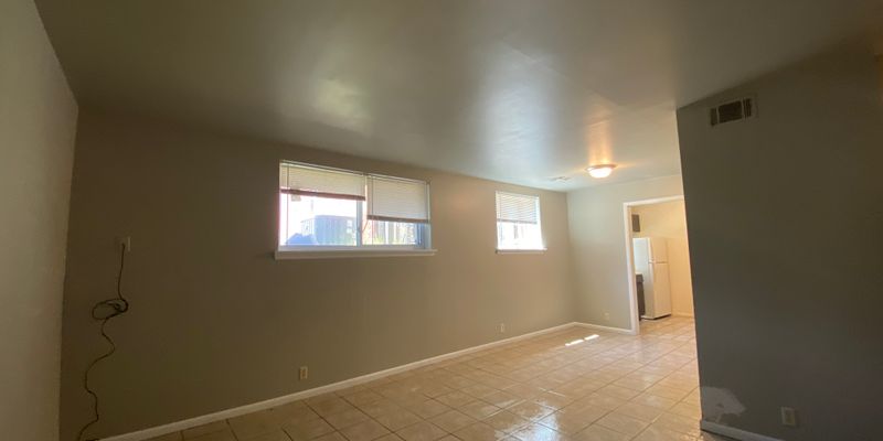 Hutchinson Apartment: 907 E 12th Ave