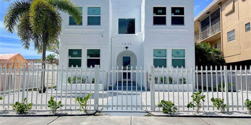 Hollywood Apartment: 1836 Dewey St