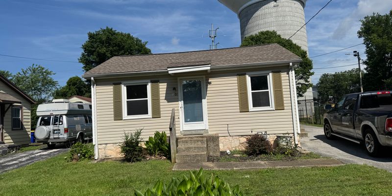 Bowling Green House: 1700 Johnson Dr