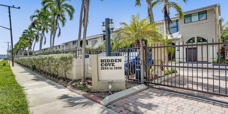 North Miami Townhome: 2676 NE 135th St