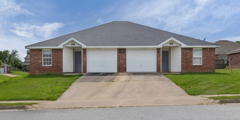 Centerton Multiplex: 256 Graystone Cir