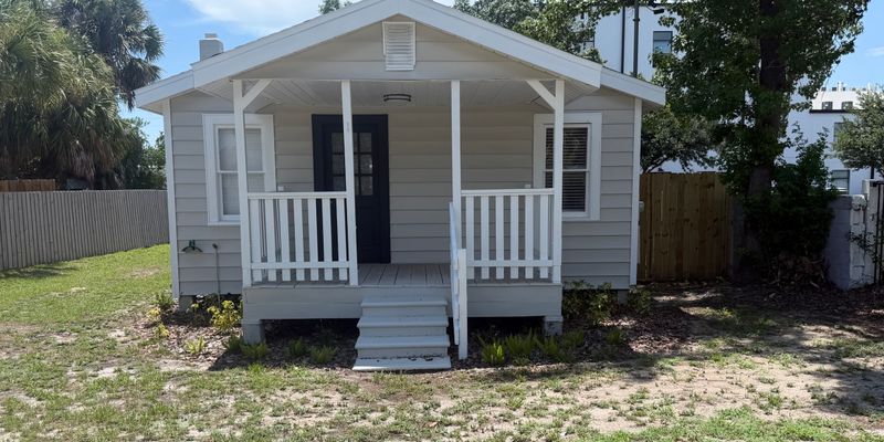 Tampa House: 4504 N Suwanee Ave