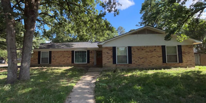 Flint House: 2265 Leaning Oaks