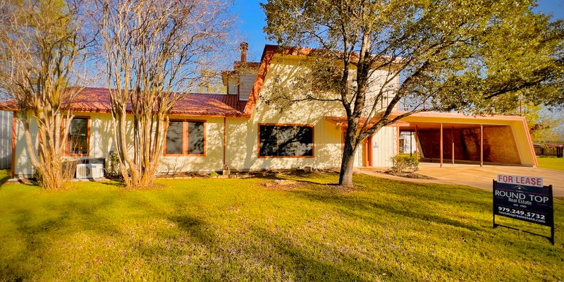 La Grange House: 114 Hollaway St