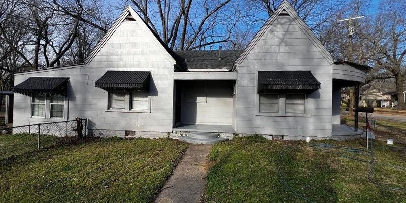 Paris House: 2246 Simpson St