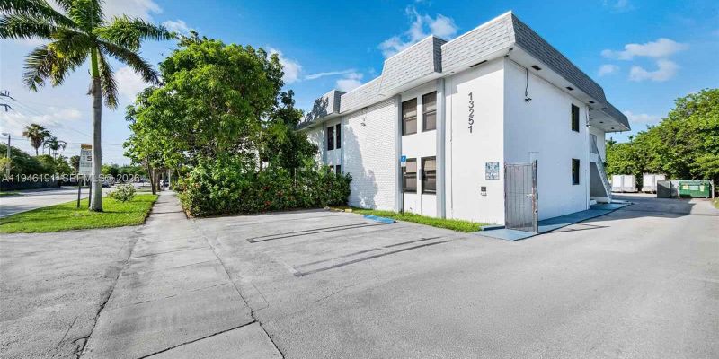 Miami Apartment: 13251 Memorial Hwy